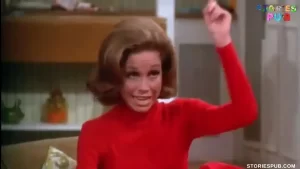 Read more about the article <strong>Mary Tyler Moore Bio | Early Life, TV Shows, Films, & Death</strong>